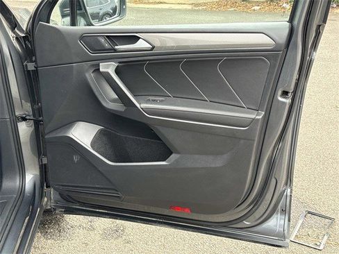 Used 2022 Volkswagen Tiguan SE image 8