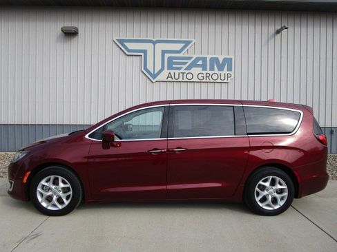 Used 2018 Chrysler Pacifica Touring Plus w/ Tire & Wheel Group image 4