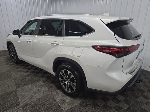 Used 2023 Toyota Highlander XLE AWD/4WD image 9