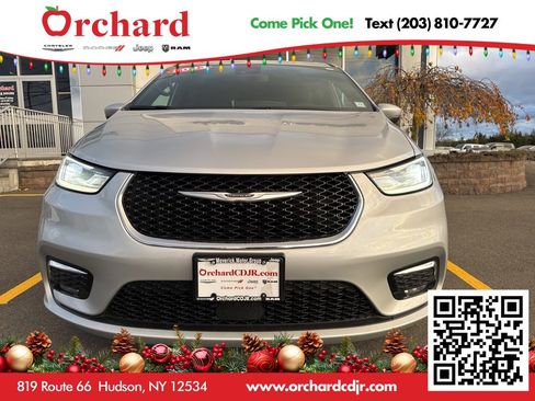 Used 2023 Chrysler Pacifica Touring image 8