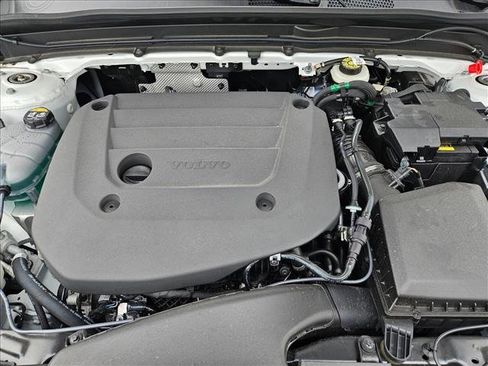 Used 2025 Volvo XC40 B5 Plus image 21