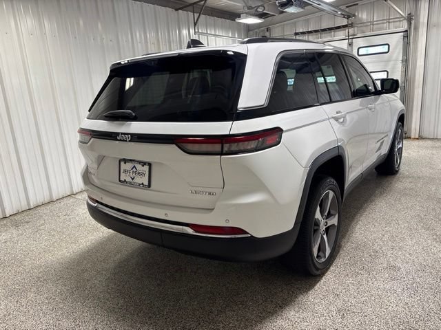 Used 2023 Jeep Grand Cherokee Limited w/ Luxury Tech Group II AWD/4WD image 3