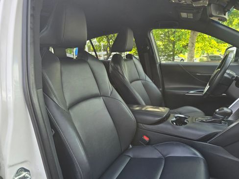 Used 2023 Toyota Venza XLE AWD/4WD image 13