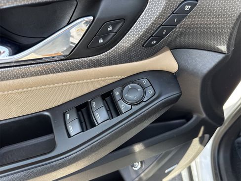 Used 2023 Chevrolet Traverse Premier image 39