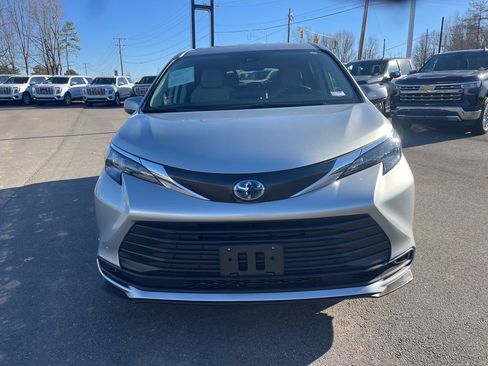 Used 2024 Toyota Sienna LE image 8
