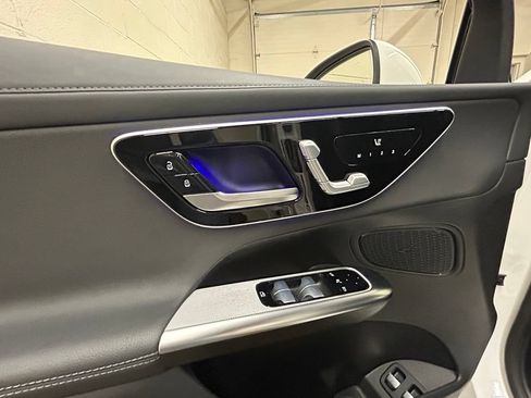 Used 2025 Mercedes-Benz GLC 350e 4MATIC image 26