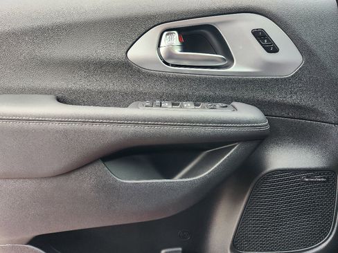 New 2026 Chrysler Pacifica Limited w/ Uconnect Theater Family Group image 16