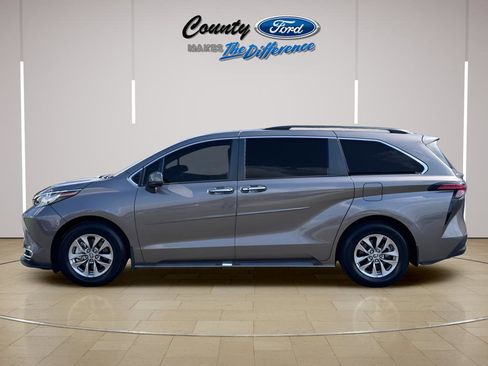 Used 2022 Toyota Sienna XLE w/ XLE Plus Package image 3