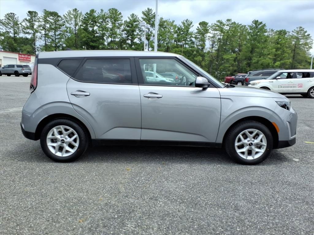 Used 2025 Kia Soul LX w/ LX Technology Package FWD image 2