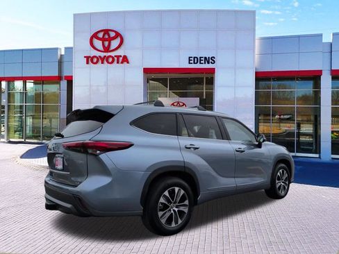 Used 2022 Toyota Highlander XLE image 3
