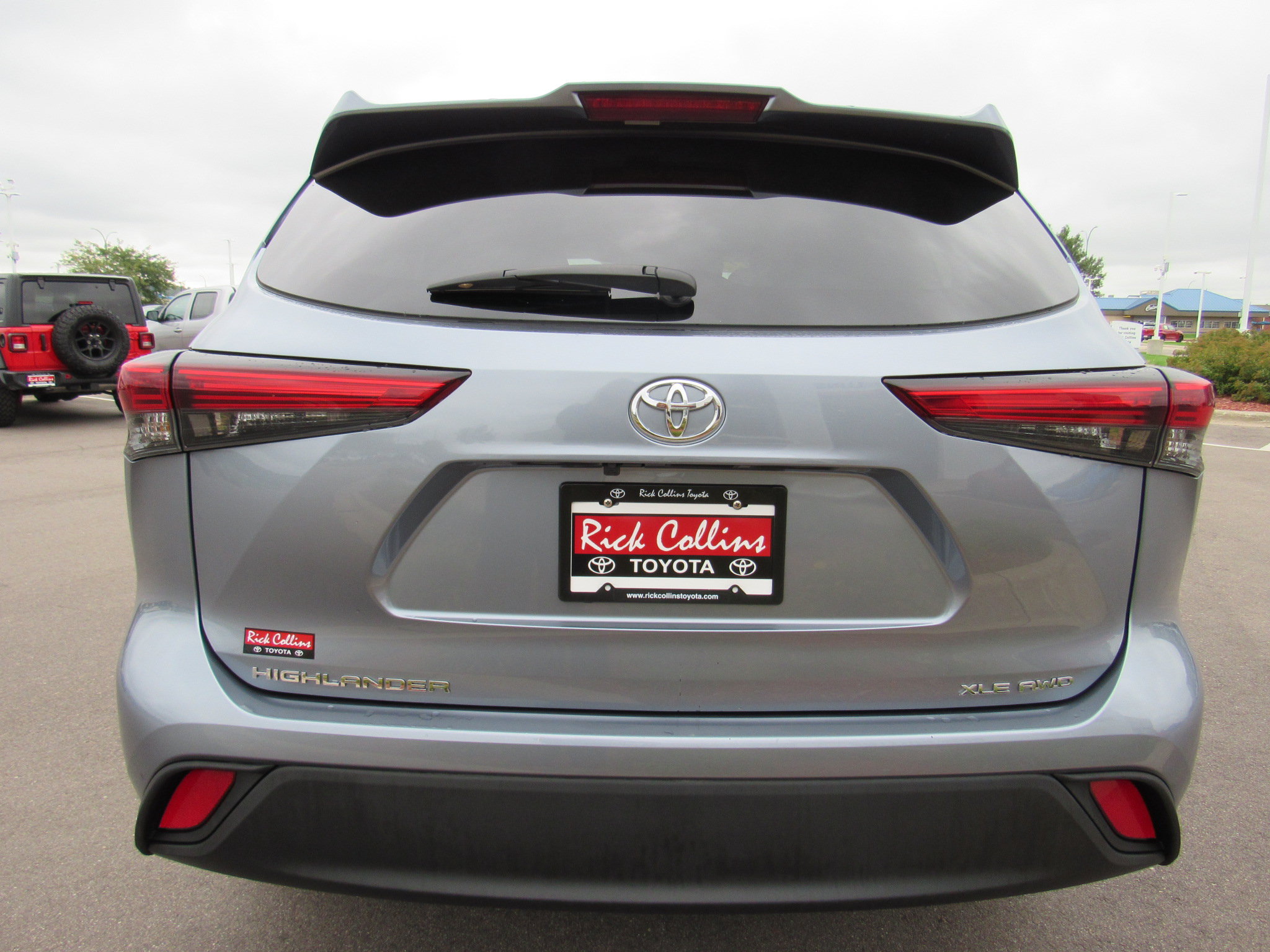Used 2023 Toyota Highlander XLE AWD/4WD image 7