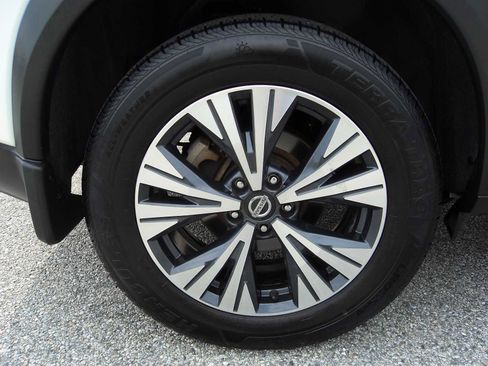 Used 2021 Nissan Rogue SV w/ Premium Package image 18