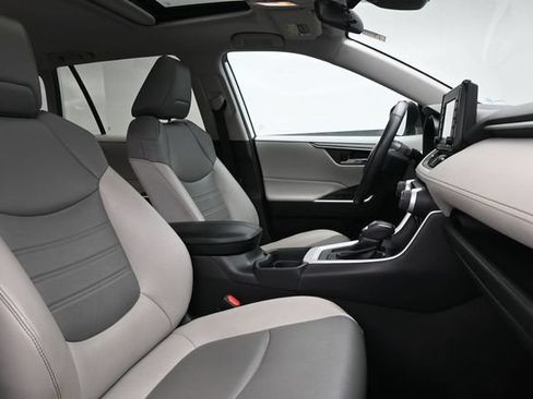 Used 2020 Toyota RAV4 XLE Premium FWD image 27