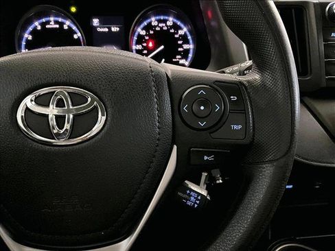 Used 2018 Toyota RAV4 LE FWD image 21