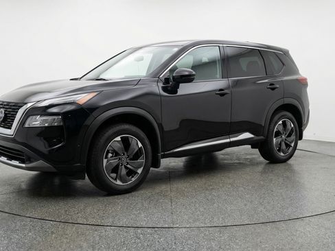 Used 2025 Nissan Rogue SV image 3