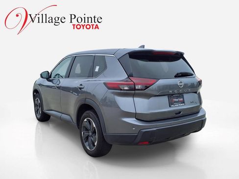 Used 2024 Nissan Rogue SV AWD/4WD image 3