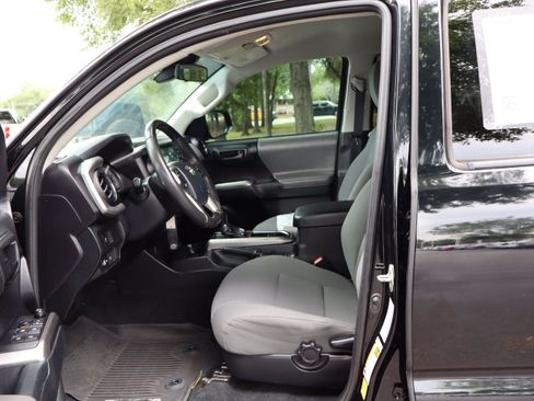 Used 2020 Toyota Tacoma SR5 w/ SR5 Appearance Package (SM) RWD image 19
