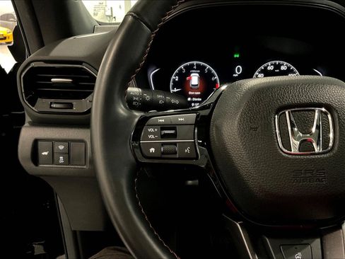 Used 2025 Honda Pilot TrailSport image 11