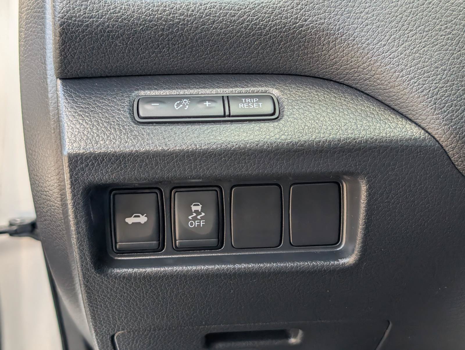 Used 2017 Nissan Altima 2.5 SV w/ Interior Lighting Package FWD image 16