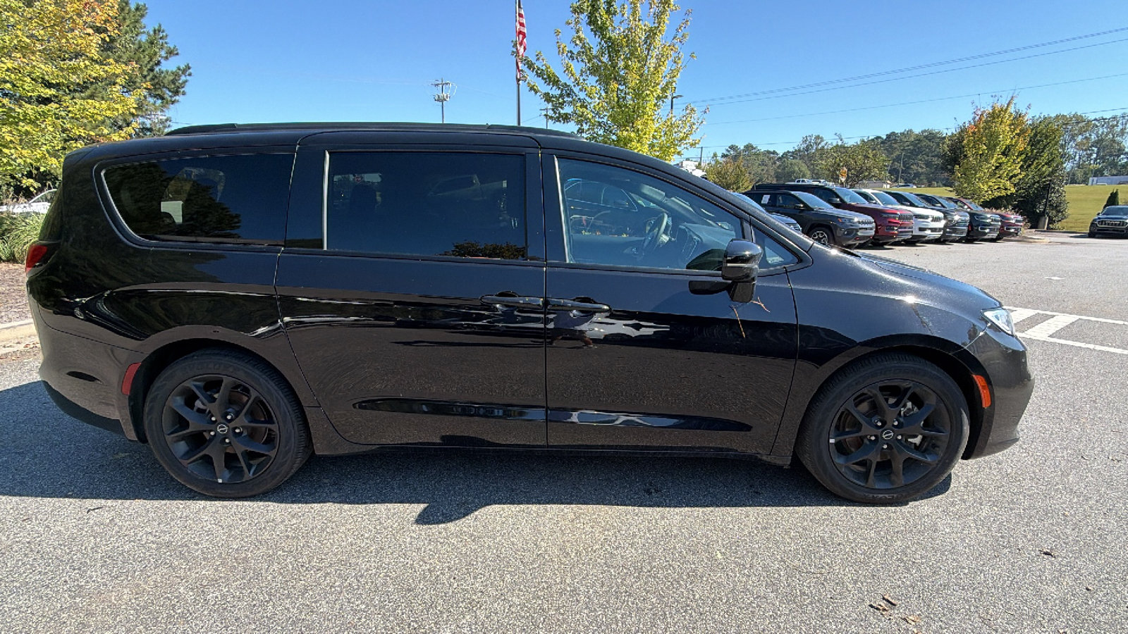 Used 2025 Chrysler Pacifica Limited FWD image 7