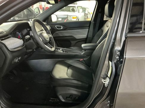 Used 2024 Jeep Compass Latitude image 13