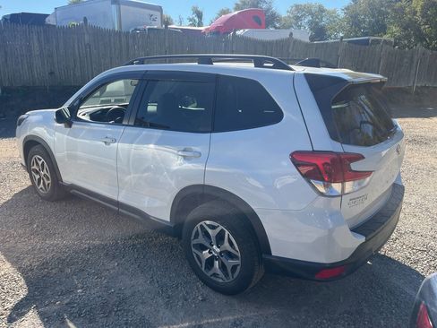 Used 2024 Subaru Forester Premium image 3