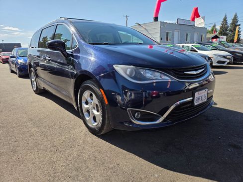 Used 2018 Chrysler Pacifica Touring Plus FWD image 5