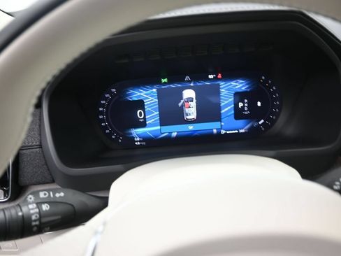 Used 2024 Chevrolet Trax RS FWD image 12