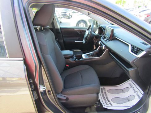 Used 2019 Toyota RAV4 LE AWD/4WD image 11