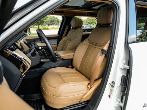 Used 2024 Land Rover Range Rover Sport SE image 33