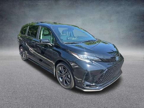 Used 2025 Toyota Sienna XSE w/ XSE Plus Package FWD image 2