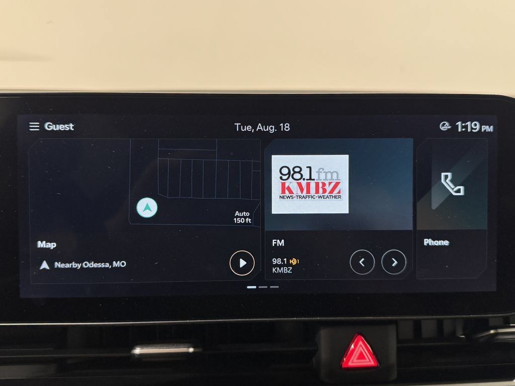 Used 2025 Kia Carnival FWD image 3