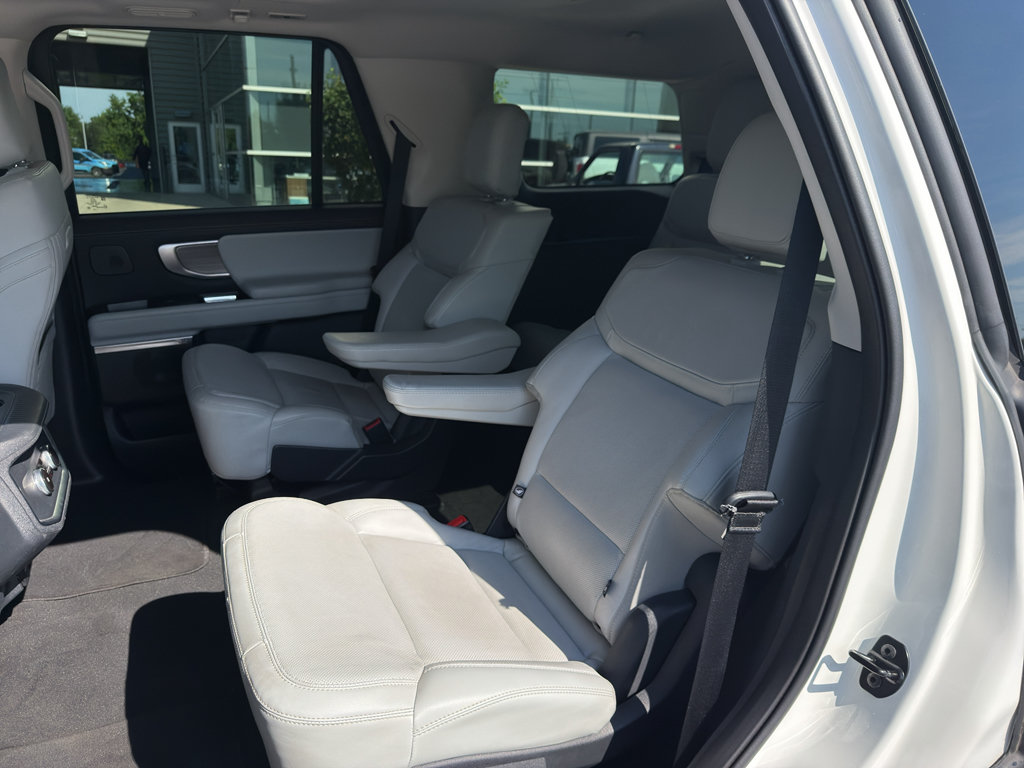 Used 2025 Ford Expedition Platinum w/ Driver's Package AWD/4WD image 18