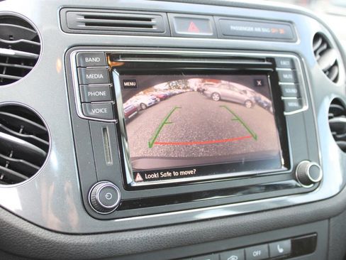 Used 2017 Volkswagen Tiguan S image 16