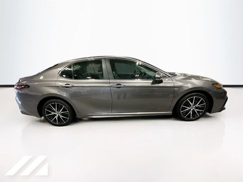 Used 2022 Toyota Camry SE w/ Convenience Package image 4