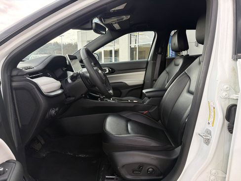 Used 2025 Jeep Compass Limited image 21