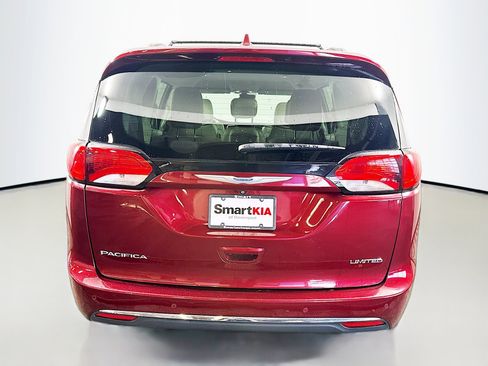 Used 2017 Chrysler Pacifica Limited w/ UConnect Theater Package FWD image 6