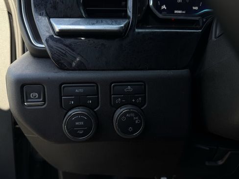 Used 2025 Chevrolet Silverado 1500 LT AWD/4WD image 12