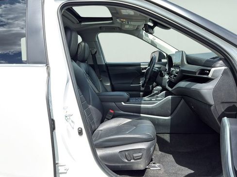 Used 2023 Toyota Highlander XLE AWD/4WD image 11