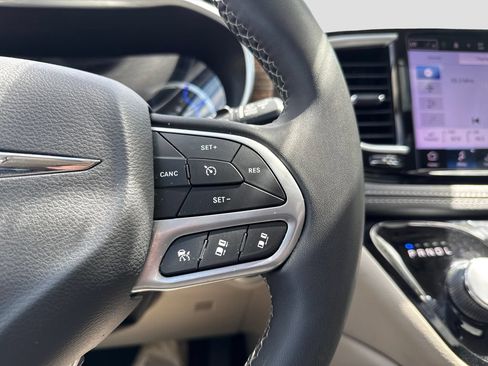 Used 2023 Chrysler Pacifica Limited FWD image 17