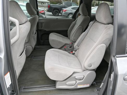 Used 2017 Toyota Sienna LE image 15