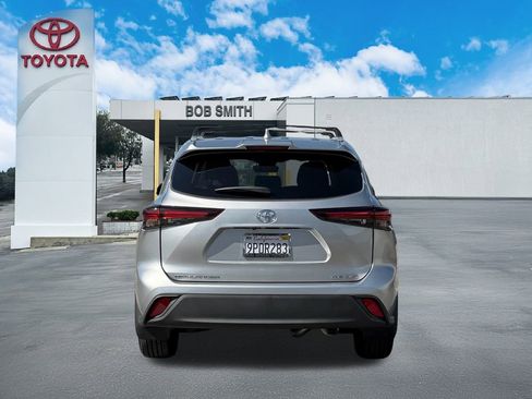 Certified 2024 Toyota Highlander XLE image 6