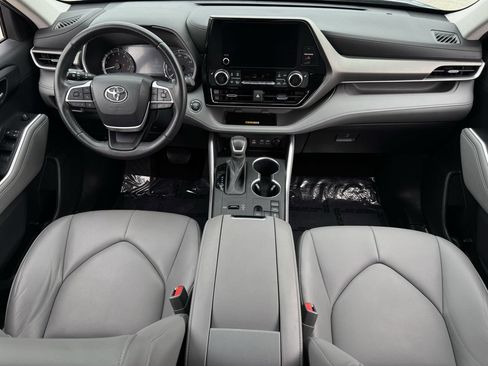 Used 2023 Toyota Highlander XLE FWD image 10