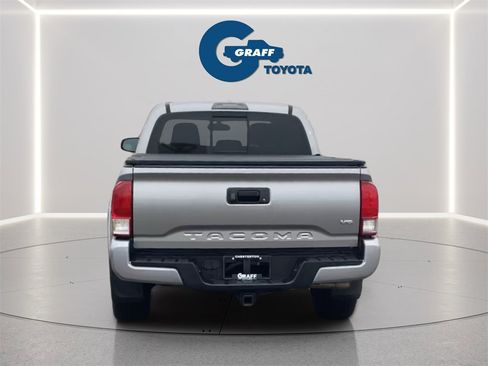 Used 2017 Toyota Tacoma TRD Sport image 5