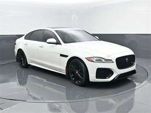 Used 2022 Jaguar XF R-Dynamic SE image 3
