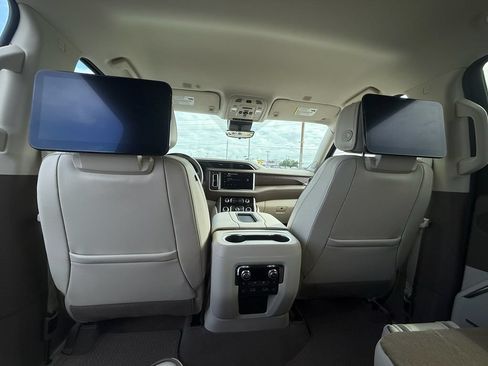 Used 2024 GMC Yukon Denali w/ Advanced Technology Package AWD/4WD image 20