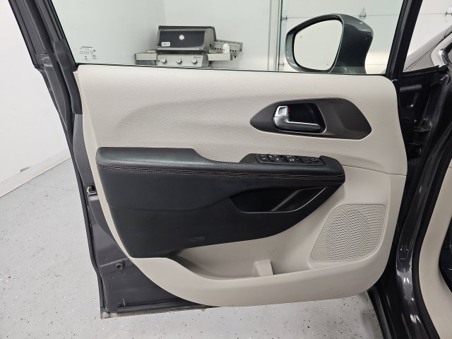 Used 2020 Chrysler Pacifica Touring w/ Cold Weather Group FWD image 12