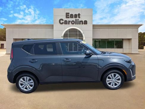 Used 2025 Kia Soul LX FWD image 2