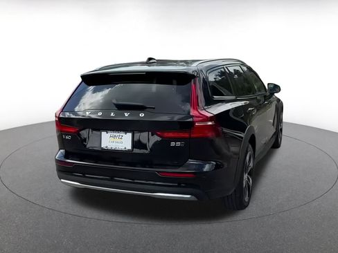 Used 2025 Volvo V60 B5 Cross Country Plus image 15