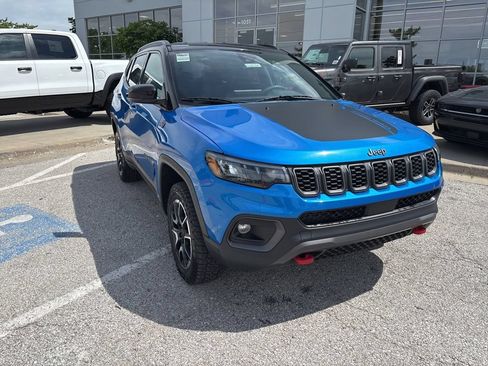 Used 2025 Jeep Compass Trailhawk AWD/4WD image 8